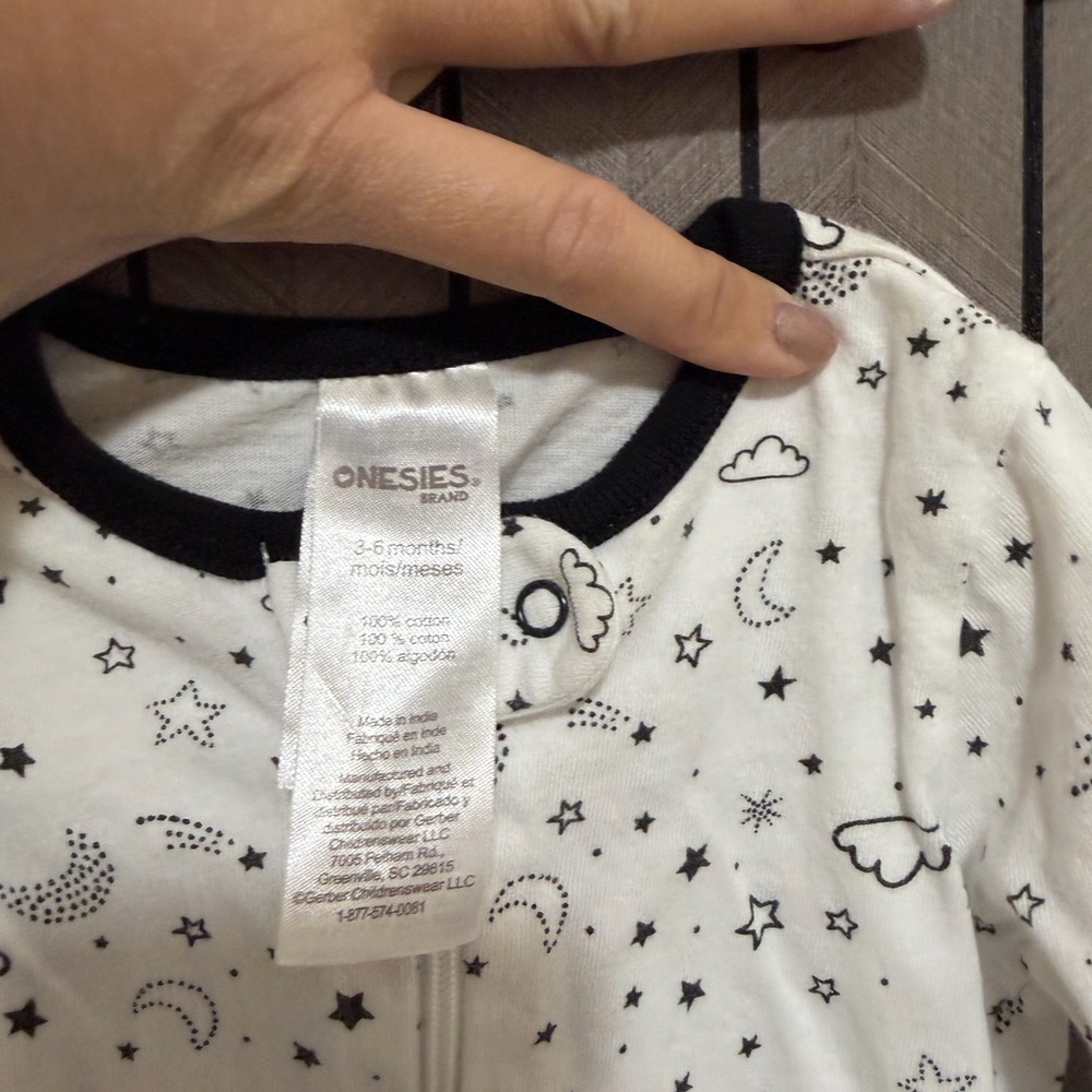 ❤️ BUNDLE 4/$20 Onesies Footies - Picture 3 of 3